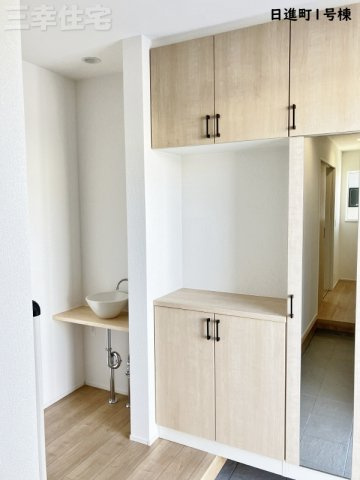 碧南市日進町NEX-G 1号棟の収納|玄関には姿見鏡があります！お出かけ前に身だしなみチェックを