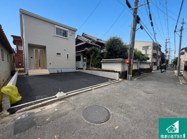 26(土)27(日)現地説明会！◆東大阪市池島町　第2期　新築一戸建ての前面道路含む現地写真|周辺は閑静な住宅街！前面道路広々で車の出し入れも便利です。駐車が苦手な方でも安心して車庫入れできます！