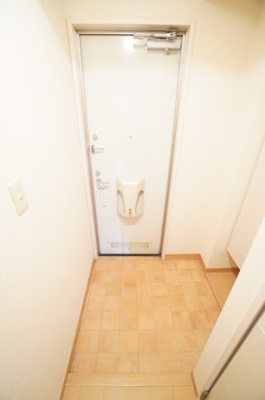 【玄関】 | プレジールⅢ | ※同物件・反転タイプの写真です。