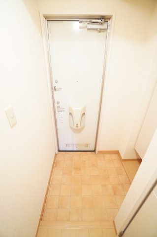 【玄関】 | プレジールⅢ | ※同物件・反転タイプの写真です。