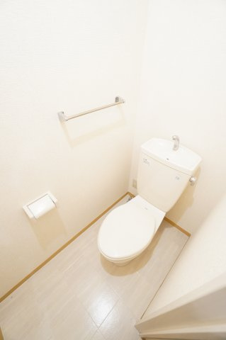 【トイレ】 | プレジールⅢ | ※同物件・反転タイプの写真です。