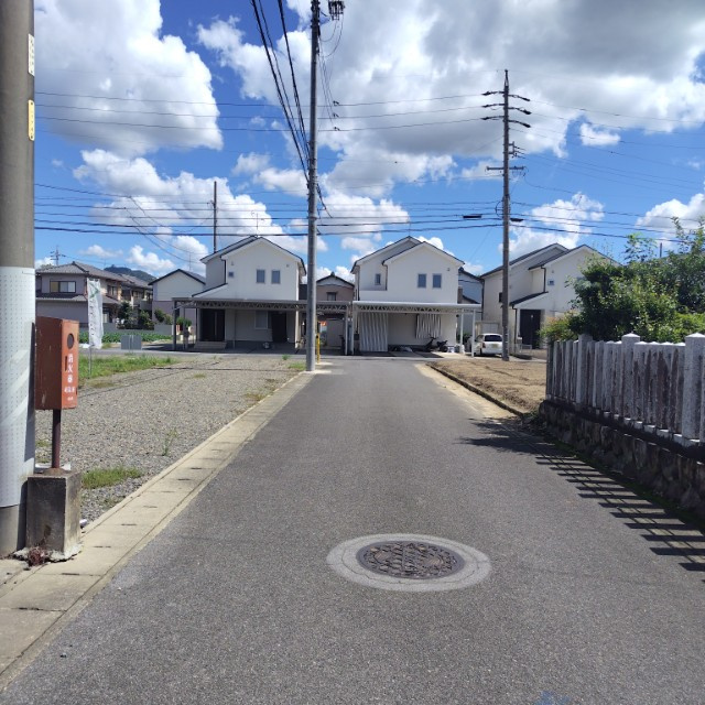 ６７４３５　岐阜市東島５丁目分譲地の前面道路含む現地写真