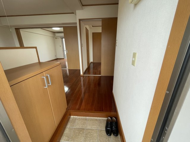 なみへいマンションの玄関