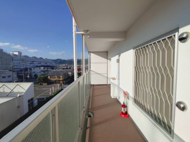 ◆令和８年９月室内リフォーム完了予定◆開放的な４階三方角住戸◆有栖川駅徒歩５分◆ネオコーポ嵯峨野のバルコニー|バルコニー