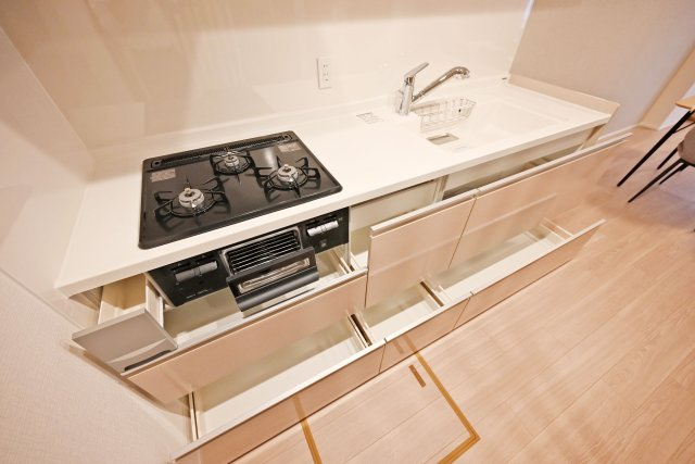 新伊丹グランドハイツコーワのキッチン|豊富な収納スペースを備えたキッチンで、調理器具や食器類をすっきり整理でき、常に整った空間を保ちやすい設計です。