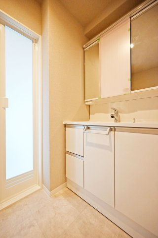 新伊丹グランドハイツコーワの独立洗面台|ゆとりある広さを確保した洗面スペースで、朝の身支度もスムーズに行える快適で使いやすい水回り空間です。