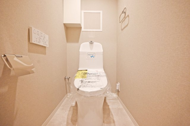 新伊丹グランドハイツコーワのトイレ|清潔感のあるトイレ空間で、毎日快適にご利用いただけるよう配慮されたシンプルで機能的な設備です。