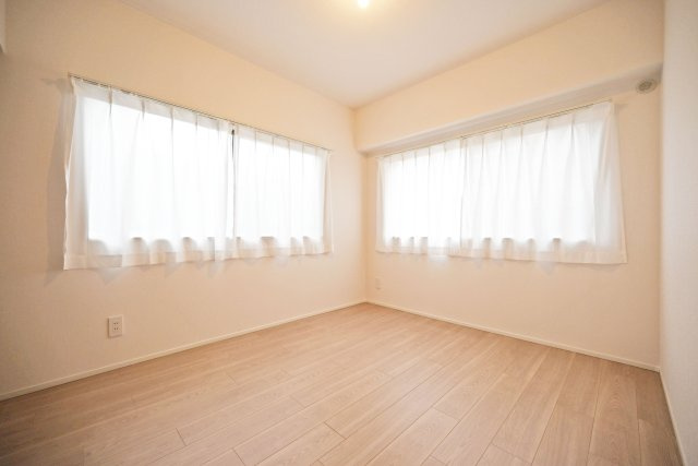 新伊丹グランドハイツコーワの子供部屋|-洋室5.4帖-
明るく爽やかな印象の洋室は、子ども部屋にもおすすめです。自然光が差し込む心地よい空間で、お子さまの成長に合わせて使いやすいお部屋です。
