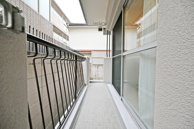 新伊丹グランドハイツコーワのバルコニー|南東角部屋ののL字型バルコニーで陽当たりが良く、洗濯物も乾きやすく、明るく快適な暮らしをサポートしてくれる空間です。