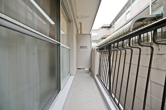新伊丹グランドハイツコーワのバルコニー|広さのあるバルコニーは圧迫感が少なく、開放的な雰囲気の中で快適に過ごせる屋外スペースです。