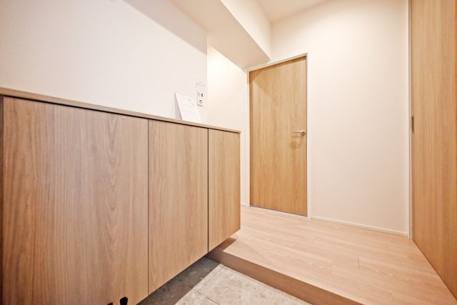 新伊丹グランドハイツコーワの玄関|ゆとりある広さの玄関で毎日の出入りもスムーズです。 住まいの第一印象を彩る心地よい空間です。