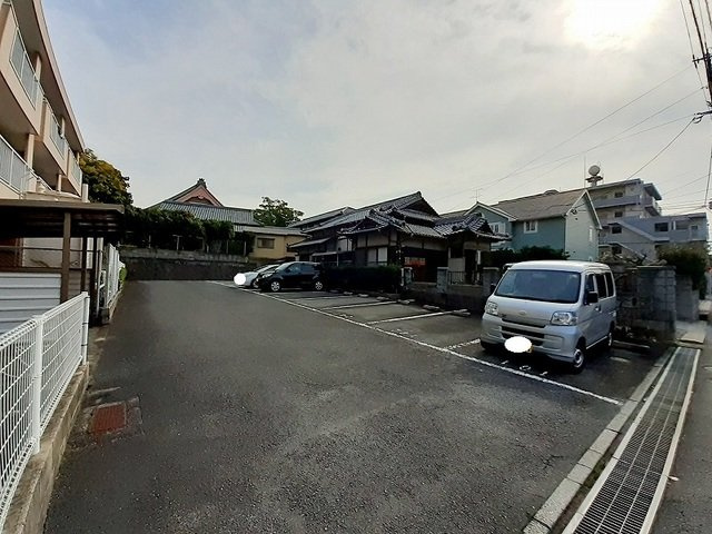 【駐車場】 | エルカーサ引野 | 車をお持ちの方に嬉しい駐車場付きの物件です