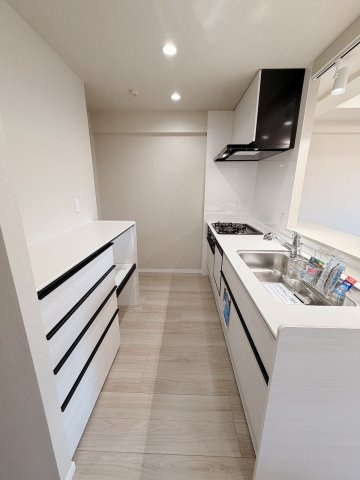 ドムール春日部のキッチン|調理台として使えたり、調理器具の収納に便利！