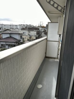 横浜市緑区上山３丁目のアパートのバルコニー