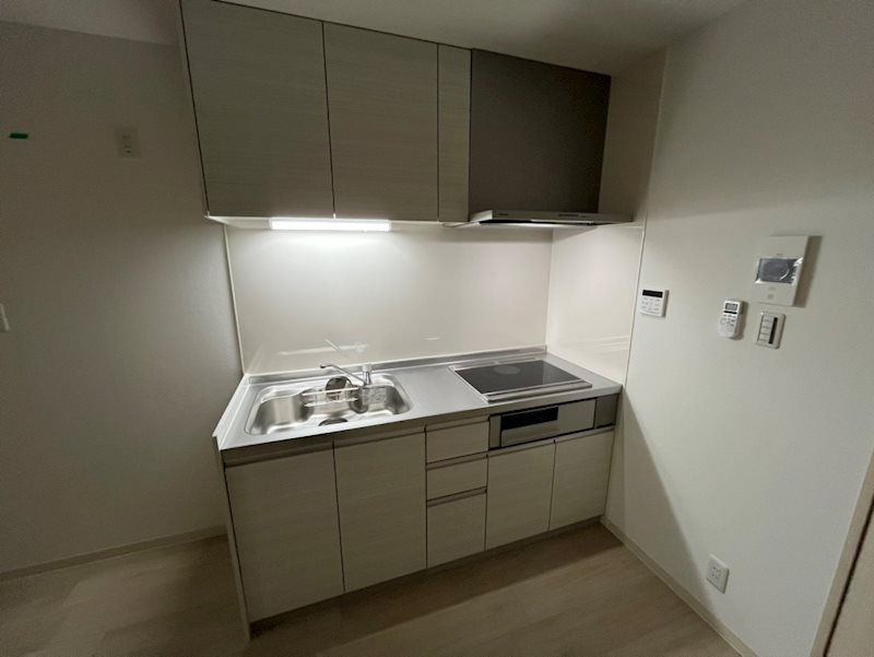クリエオーレ滝ノ町のキッチン|システムキッチン採用。調理スペース広々な2口コンロ