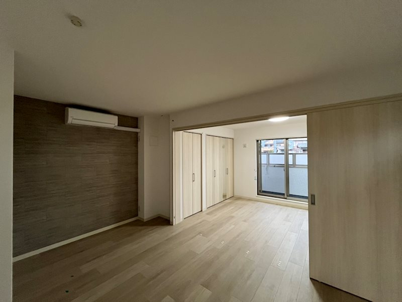 クリエオーレ滝ノ町の居間・リビング|最上階角部屋の明るい1LDK。大容量クローゼット付き