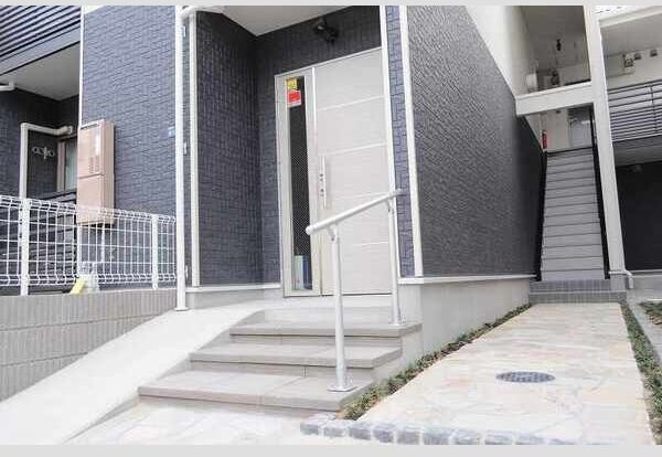クレイノ加山荘のエントランス