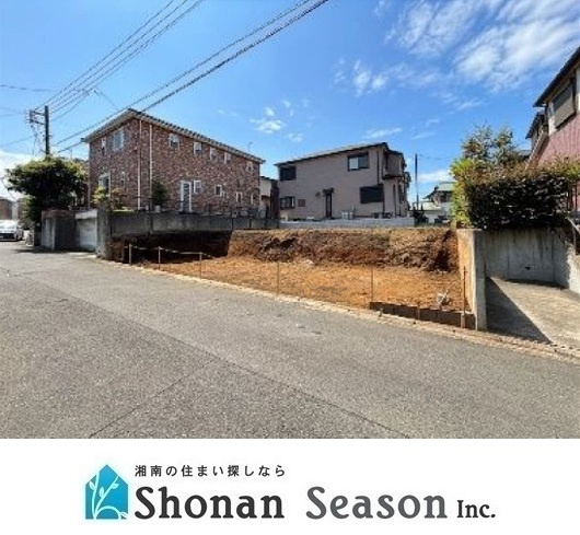 伊勢原市沼目3丁目　売地　59.95坪の前面道路含む現地写真|庭付き一戸建てや平屋も検討できる広々59坪超え◎　　　　　　　　　
前面道路が広く、車の通行や駐車がしやすい区画です。
