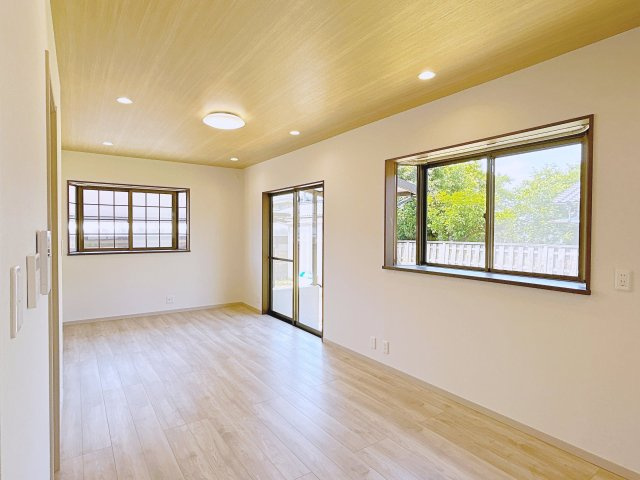 宇部市草江３丁目　戸建ての居間・リビング|三面の窓により、明るい空間です。