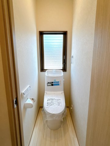宇部市草江３丁目　戸建てのトイレ|1階トイレ。新しい温水洗浄機能付きトイレに交換済です。