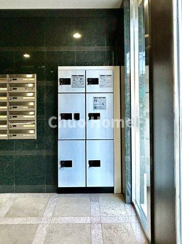 サンパレス小岩の設備|【宅配ボックス】在宅時・不在時に関わらず、居住者の代わりに非対面で宅配物を受け取ってくれる便利な設備です。わかりやすくご説明致しますので見学時にはお部屋だけではなく共用部分もぜひチェックしてください。