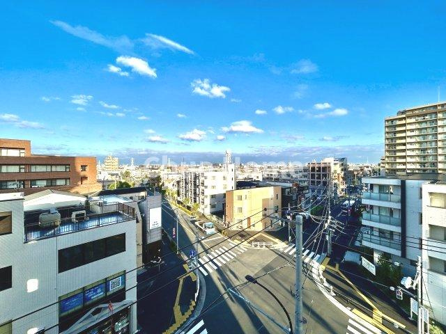 サンパレス小岩の展望|手を伸ばせば、ふれることが出来そうな環境が、そのままインテリアになったような印象です。その豊かな眺望にふさわしい空間には、通風・採光にも優れ、心地よい光と風があふれています