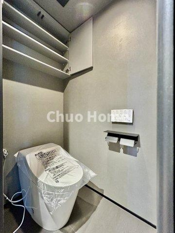 サンパレス小岩のトイレ|【トイレ】 収納スペースをしっかりと確保した温水洗浄便座機能付きトイレ。温水洗浄便座は清潔にお使いいただくための大切なアイテムです。