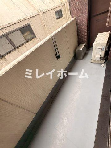 グリーンアレーのバルコニー