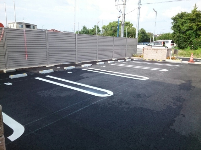 ラ　フォレスタ　セレーノの駐車場