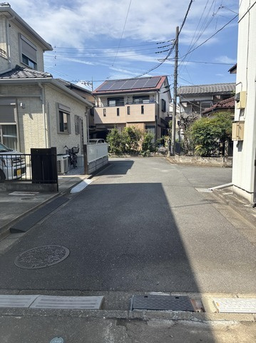 鶴ヶ島市脚折　中古売戸建の前面道路含む現地写真
