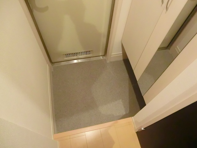 Ｄ－ｒｏｏｍエクウスの玄関|姿見のある玄関スペース！