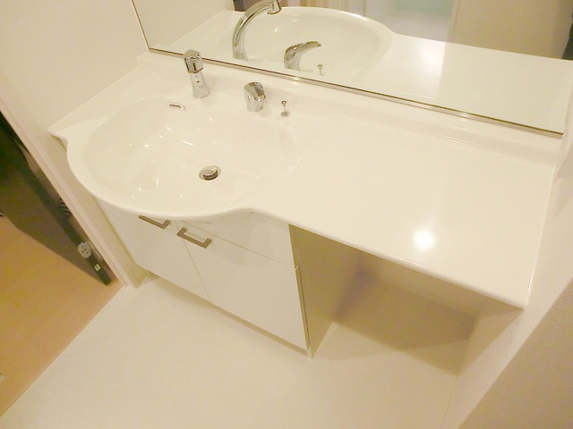 Ｄ－ｒｏｏｍエクウスの洗面所|作業スペースのある、女性に考慮された洗面台！