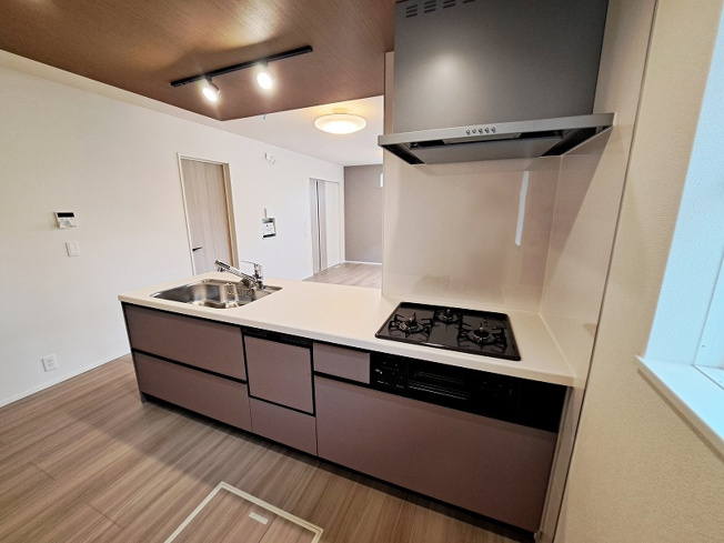 【キッチン】 | 東久留米市南沢5丁目　新築一戸建住宅　全2棟　（保谷店） | 作業をしつつ、ご家族との会話を楽しめる対面式キッチン。家事の負担を減らす食洗機・浄水器付き！忙しい子育て世帯を応援する快適な設備仕様です。