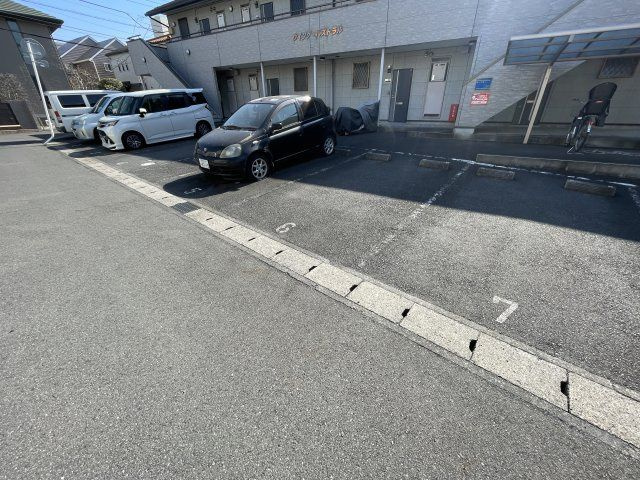 ウイング・パストラルの駐車場