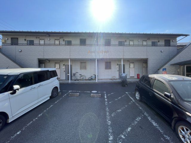 ウイング・パストラルの駐車場
