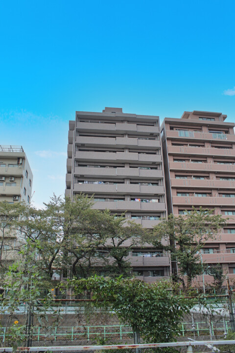 エスポワール巣鴨の外観|山手線「巣鴨」駅徒歩４分！平成９年築の耐震基準適合マンション、エスポワール巣鴨は即日現地案内可能となっておりますので、お気軽にお問い合わせください！