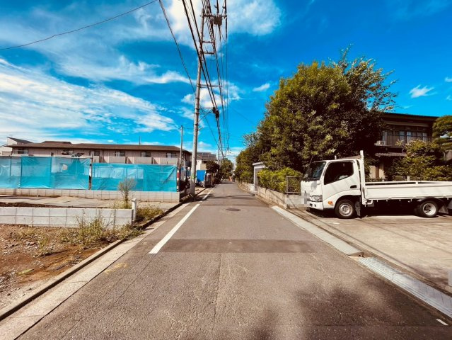 【前面道路含む現地写真】 | 練馬区向山３丁目　新築戸建て　C号棟 | 穏やかな街並みに馴染む、開放感のある前面道路