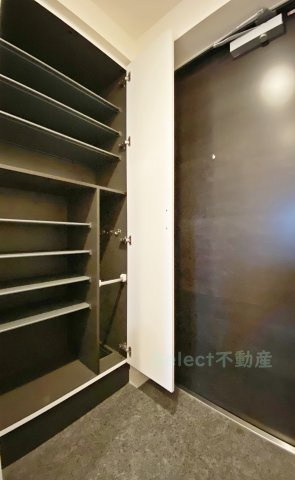 プレサンス栄モードの玄関