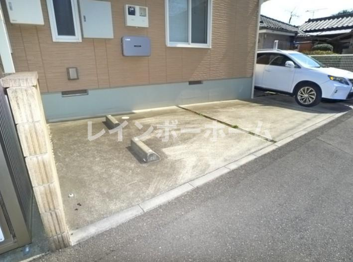 サンモール市川の駐車場