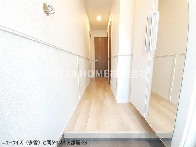 豊岡市伏のアパートの玄関|【完成イメージ】全身ミラー付きのシューズボックスが付いています☆