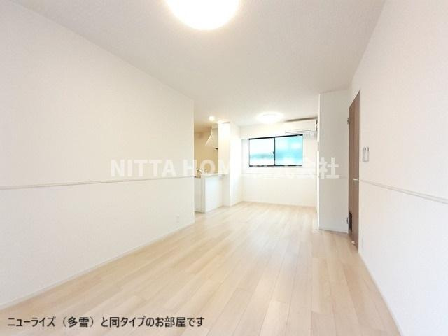 豊岡市伏のアパートの居間・リビング|【完成イメージ】１３．４帖の広々リビングにエアコンも設置済み◇