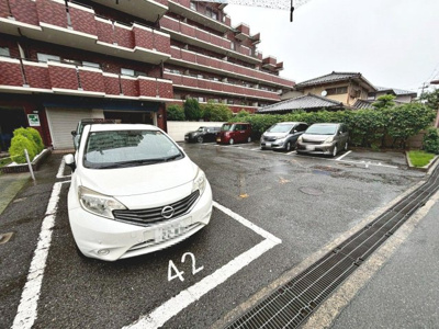 【駐車場】 | シャルマンコーポ松ノ浜 | 【ＬＤＫ約１８帖】大きな窓のあるリビングは、陽光あふれる明るい空間です♪ゆとりあるリビングに家族の時間も増えますね♪