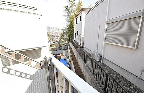 市川市国府台５丁目のアパートのバルコニー