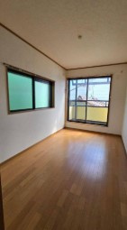 中古戸建　四條畷市北出町（平成13年築）の洋室|大きな窓があり、主寝室にも◎