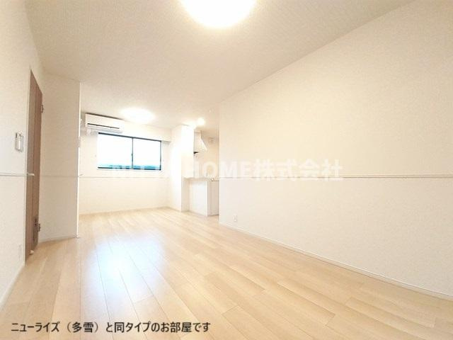 豊岡市伏のアパートの居間・リビング|【完成イメージ】１３．４帖の広々リビングにエアコンも設置済み◇