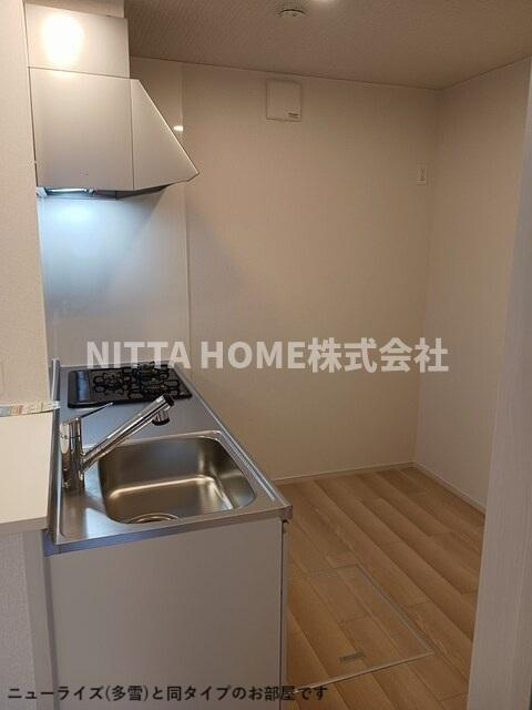 豊岡市伏のアパートのキッチン|【完成イメージ】３口コンロのカウンターキッチンを採用♪