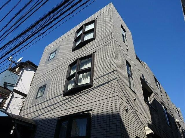 ラ・フォンテーヌ泉の外観