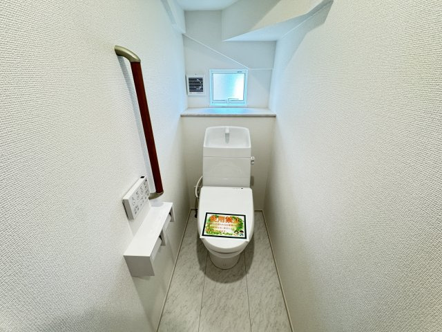 ハートフルタウン前橋市山王町1丁目22番　A号棟のトイレ|【イメージ画像】1階トイレです。清潔感のある白を基調としています。
温水洗浄・便座暖房機能の付いた快適なトイレです☆