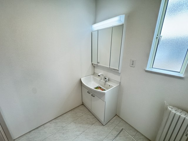 ハートフルタウン前橋市山王町1丁目22番　A号棟の独立洗面台|【イメージ画像】シャワー水栓付き洗面台で朝の身支度もバッチリです！
洗面台には収納スペースもあり洗面室もすっきり片付きますよ！