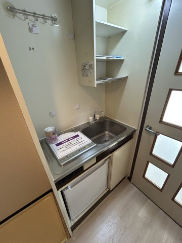エマーユ若葉のキッチン|1口ＩＨコンロ　同タイプ別部屋写真となります。